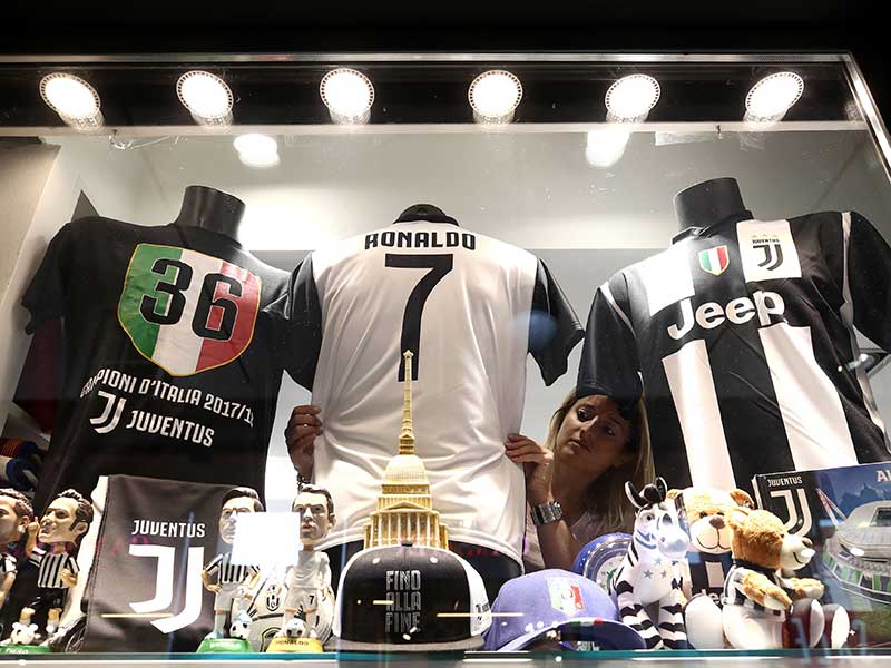 Jersey Juventus dengan nomor punggung 7 milik Cristiano Ronaldo sudah mulai dijual di kota Turin
