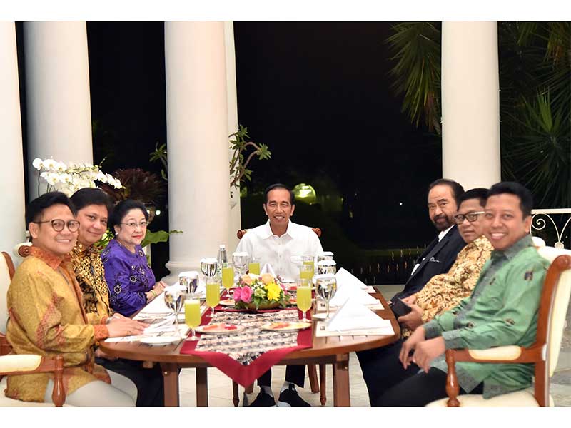 Presiden Joko Widodo (tengah) melakukan pertemuan dan jamuan makan malam dengan dengan ketua umum partai politik koalisi (kiri ke kanan) Ketua Umum Partai Keadilan Bangsa (PKB) Muhaimin Iskandar, Ketua Umum Partai Golkar Airlangga Hartarto, Ketua Umum PDI 