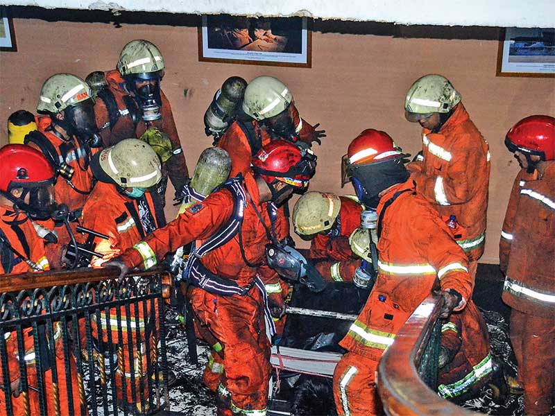 Petugas pemadam kebakaran beraktivitas saat proses evakuasi korban dan pemadaman kebakaran di Gedung Kementerian Perhubungan, Jakarta, Minggu (8/7/2018)