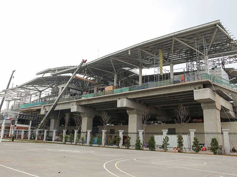 Sejumlah pekerja sedang menyelesaikan proses pembangunan Stasiun Light Rail Transit (LRT) rute Kelapa Gading-Velodrome, Rawamangun, Jakarta, Selasa (17/7/2018).