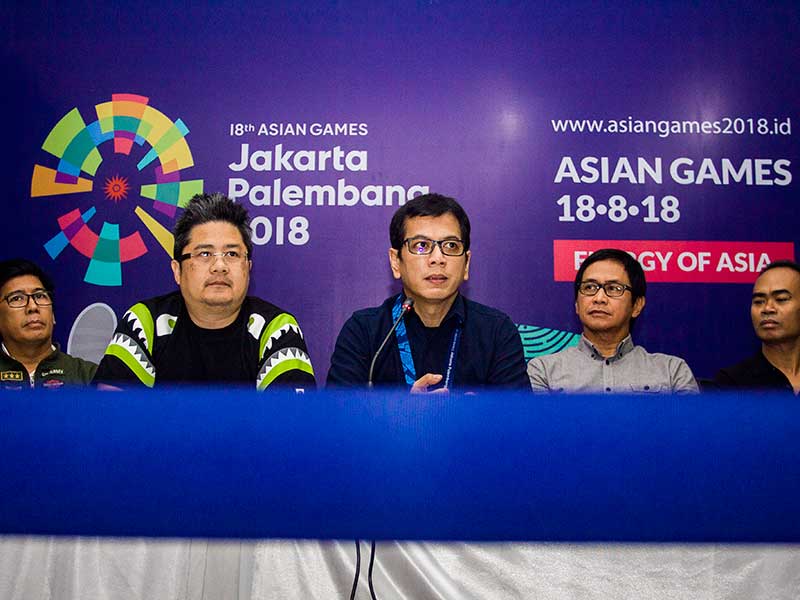 eputi II Games Administration Francis Wanandi (kedua kiri) bersama (dari kiri) Koreografer Dany Malik, Creative Director Opening Ceremony Asian Games Wishnutama, Music Director Addie MS, Koreografer Eko Supriyanto memberikan keterangan pers terkait pembuka