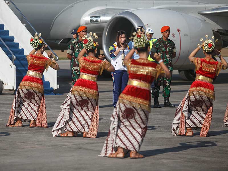 Legenda bulutangkis Indonesia Susy Susanti turun dari pesawat TNI AU sambil membawa obor Asian Games 2018 di Baseops Lanud Adisucipto, Sleman, DI Yogyakarta, Selasa (17/7/2018).
