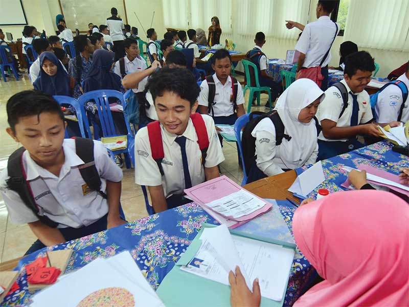 Siswa mengikuti seleksi penerimaan peserta didik baru (PPDB) di SMKN 2 Ciamis, Jawa Barat, Kamis (5/6/2018)
