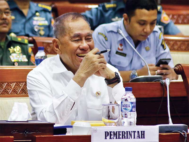Menteri Pertahanan Ryamizard Ryacudu mengikuti rapat kerja dengan Komisi I DPR di kompleks parlemen, Senayan, Jakarta, Senin (9/7/2018)