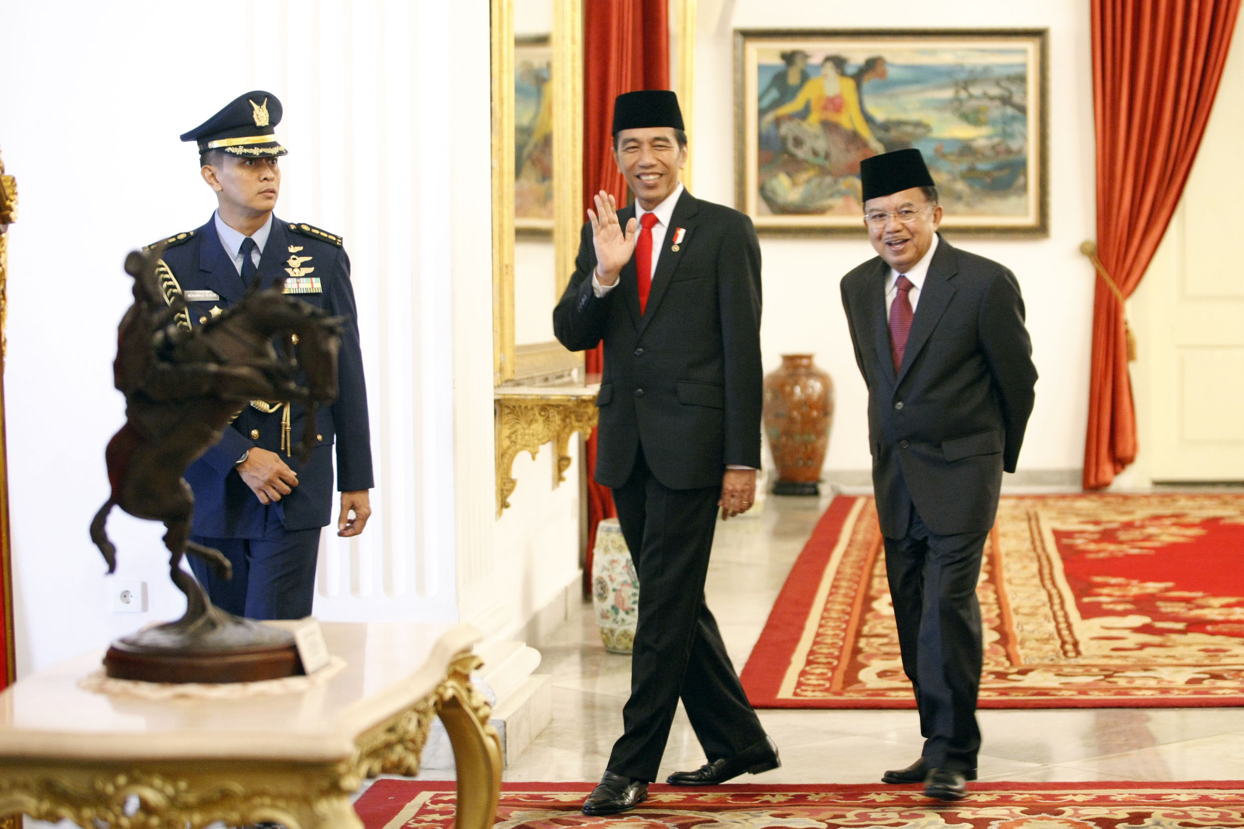 Presiden Joko Widodo (tengah), didampingi Wakil Presiden Jusuf Kalla (kanan)