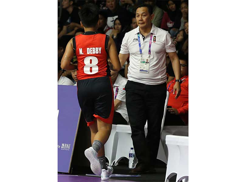 Pelatih Basket Puteri Indonesia Arif Gunarto memberikan instruksi kepada Nathasa Debby Christaline saat melawan gabungan Korea Utara dan Korea Selatan di babak penyisihan grup X Asian Games ke-18 di Hall Basket Senayan, Jakarta Rabu (15/8). 