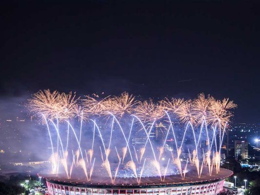 Pesta kembang api menyemarakkan Upacara Pembukaan Asian Games ke-18 di Stadion Utama GBK, Senayan, Jakarta, Sabtu (18/8/2018)