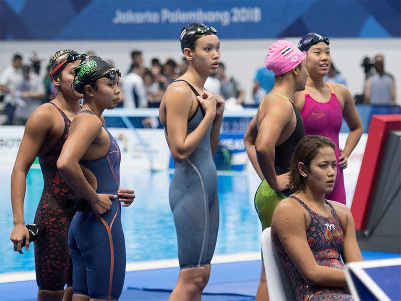 RENANG ESTAFET GAYA BEBAS PUTRI: Perenang Indonesia melihat papan pencatat waktu usai kalah dalam nomor Estafet Gaya Bebas Putri Asian Games ke-18 Tahun 2018 di Aquatic Centre, Kompleks Gelora Bung Karno, Jakarta, Minggu (19/8).
