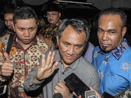 Wakil Sekjen Partai Demokrat Andi Arief (tengah)