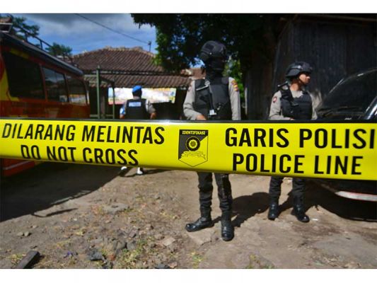 Anggota Polres Tasikmalaya Kota berjaga saat penggeledahan di rumah terduga jaringan teroris di Kota Tasikmalaya, Jawa Barat, Jumat (3/8). 