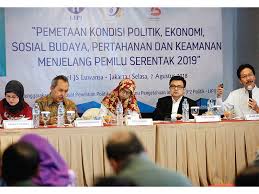KONDISI POLITIK JELANG PEMILU 2019: Para peneliti LIPI (dari kanan) Syarif Hidayat, Firman Noor, Esty Ekawati, dan Syamsuddin Haris, serta moderator Sarah N Siregar menyampaikan materi pada acara Sosialisasi Hasil Survei Ahli 2018, di Jakarta, kemarin. Sos