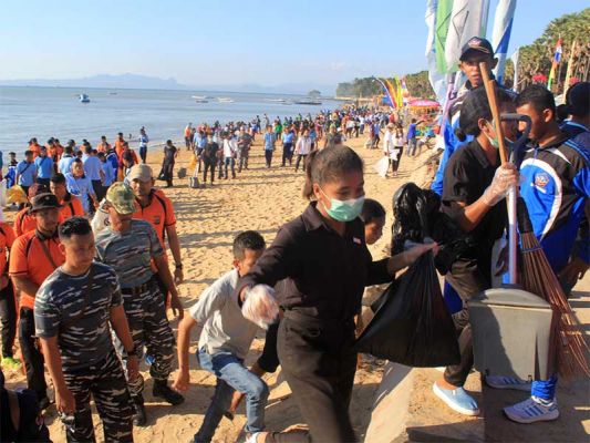 Sedikitnya 1.220 orang dari berbagai kalangan di Kota Kupang, Nusa Tenggara Timur (NTT), Minggu (19/8) pukul 15.00 Wita turun ke pantai dan laut untuk membersihkan sampah. Kegiatan itu bagian dari 'Gerakan Menghadap Laut' 