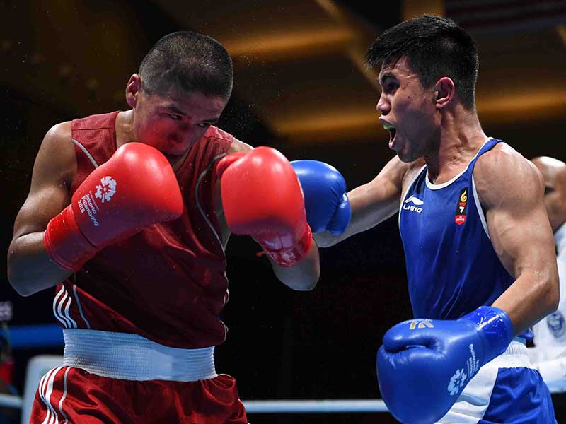 Petinju Indonesia, Sunan Agung Amoragam (kanan) saat berlaga dengan petinju Kyrgiztan, Sirozhiddin Abdullaev dalam pertandingan Babak 16 Besar, Kelas Bantam 56 Kilogram Putra, Asian Games 2018 di Hall Jakarta International Expo, Kemayoran, Jakarta, Senin (
