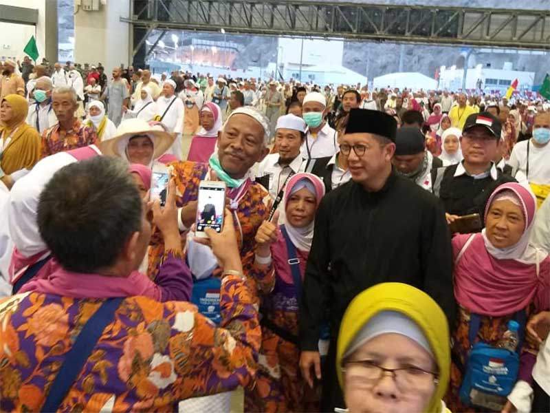 DIKERUMUNI JEMAAH HAJI INDONESIA: Menteri Agama Lukman Hakim Saifuddin dikerumuni jemaah haji Indonesia saat akan melontar jumrah yang ketiga kali (ula, wusta, aqabah) di jamarat, Mina, Arab Saudi, kemarin
