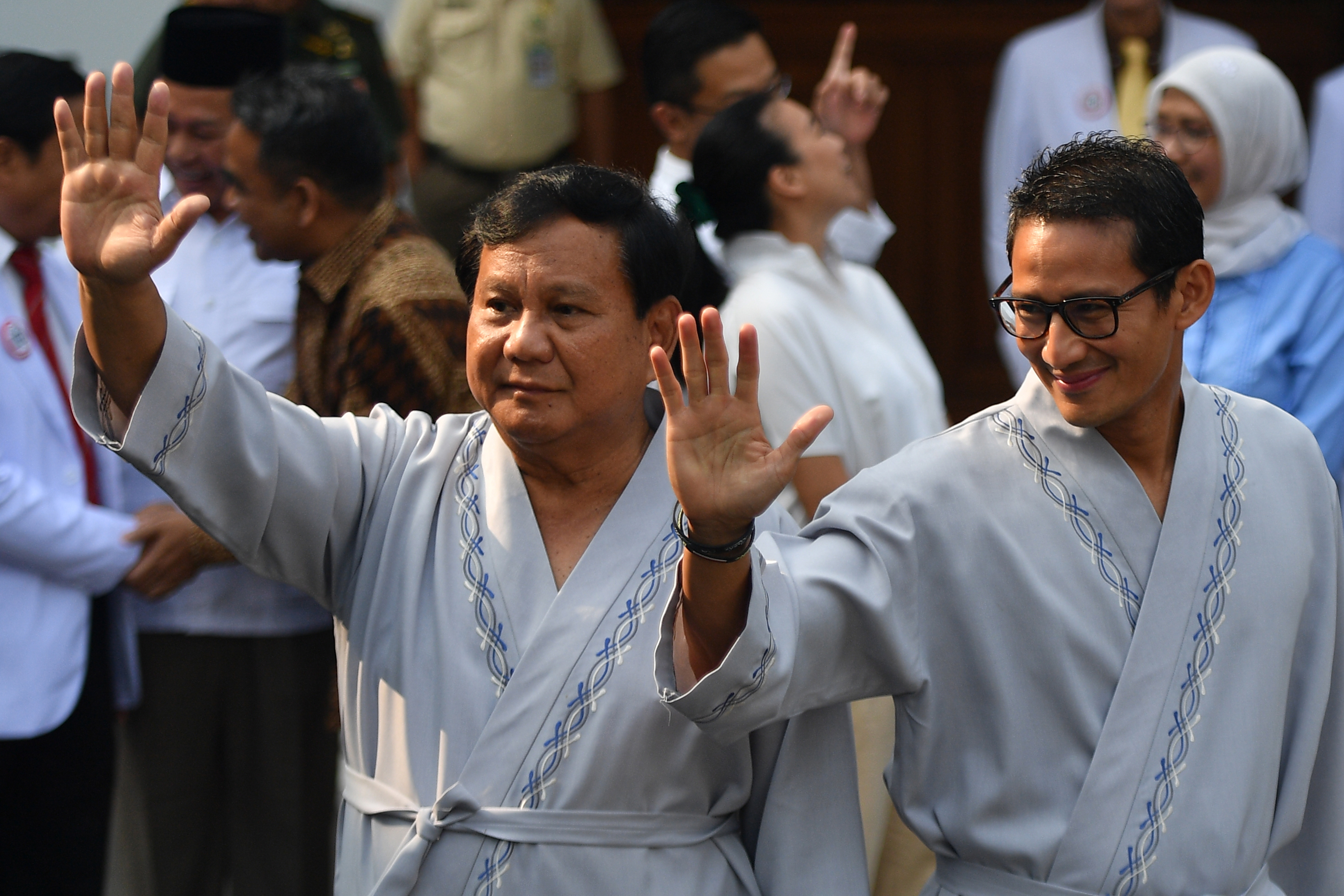 Bakal calon presiden dan wakil presiden Pilpres 2019 Prabowo Subianto (kiri) dan Sandiaga Uno (kanan) melambaikan tangan usai pemeriksaan awal tes kesehatan di RSPAD, Jakarta, Senin (13/8/2018)