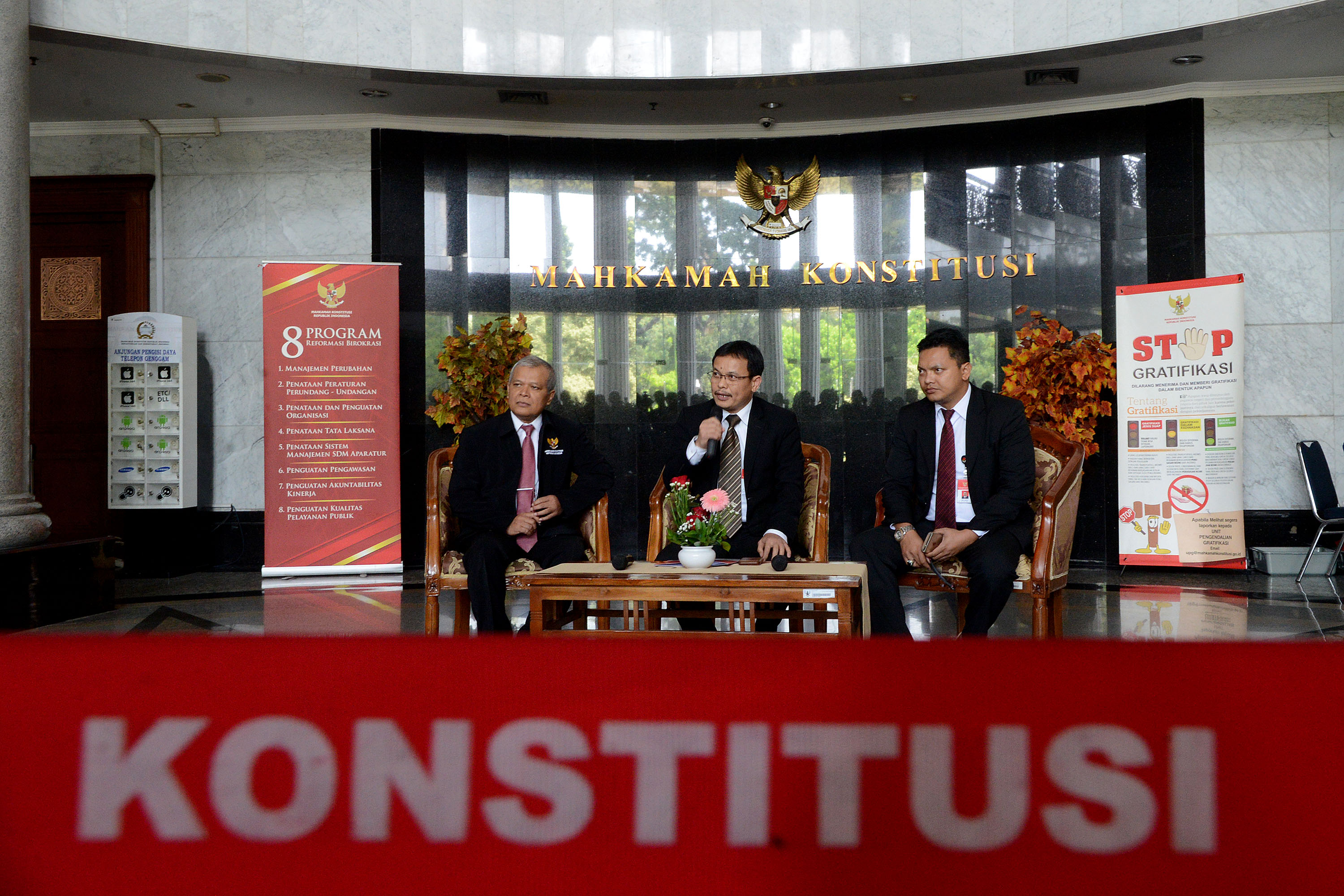 MERENDAHKAN MARTABAT MK: Sekjen Mahkamah Konstitusi (MK) Guntur Hamzah (tengah) didampingi juru bicara MK Fajar Laksono (kanan) dan Kepala Biro Humas dan Protokol MK Rubiyodi menyampaikan keterangan pers di Gedung MK, Jakarta, kemarin. MK melayangkan surat