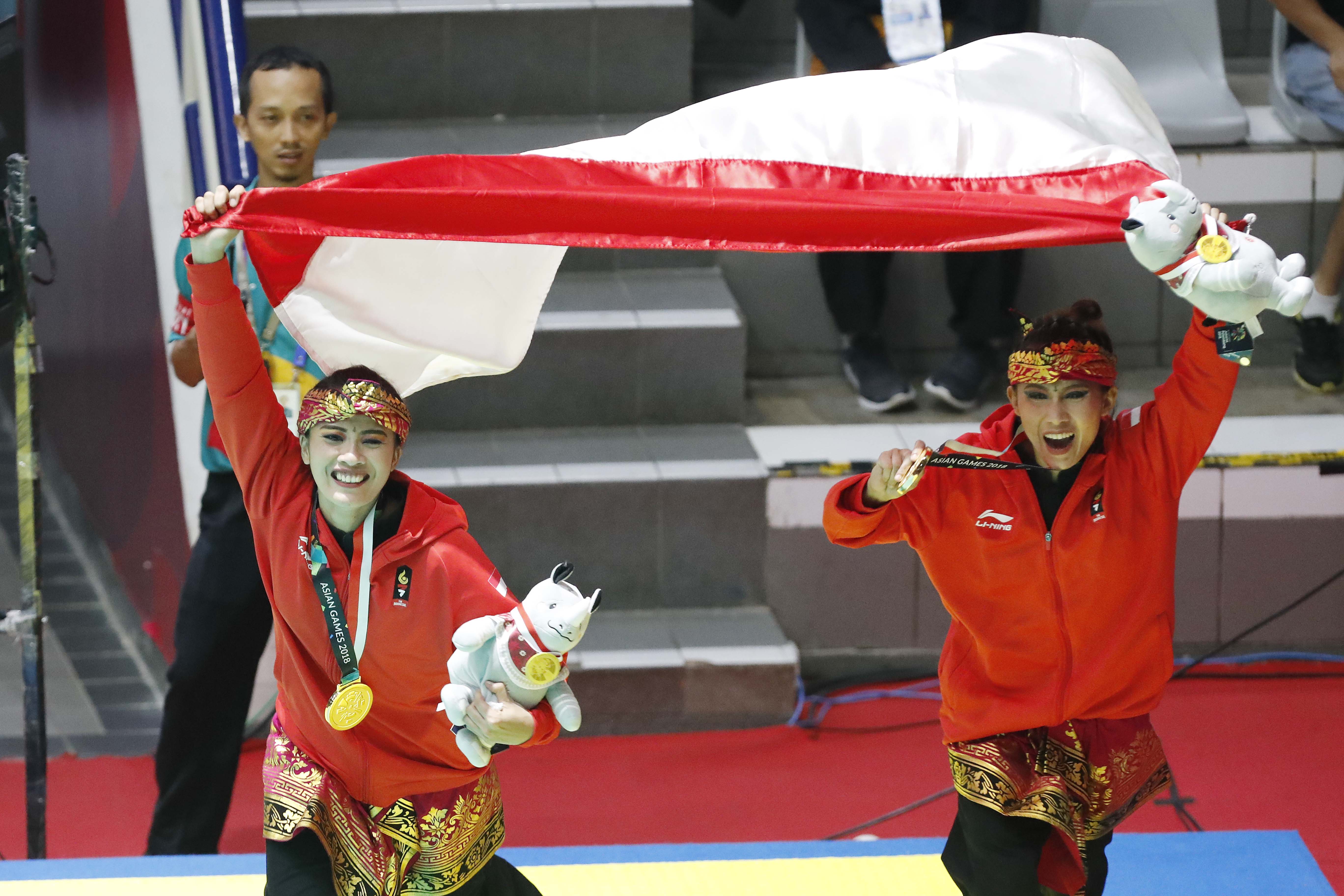 Pasangan pesilat Indonesia Ayu Sidan Wilantari (bawah) dan Ni Made Dwiyanti (atas) tampil dalam babak final ganda putri pencak silat seni Asian Games 2018 di Padepokan Pencak Silat Taman Mini Indonesia Indah (TMII), Jakarta, Rabu (29/8).
