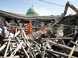 Tim gabungan TNI, Polri, dan Basarnas mencari korban yang tertimbun oleh reruntuhan Masjid Jamiul Jamaah di Pemenang Barat, Lombok Utara, NTB, Rabu (8/8/2018)