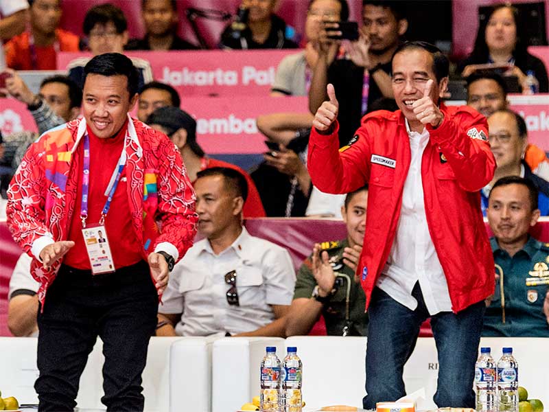  Presiden Joko Widodo (kanan) dan Menpora Imam Nahrawi (kiri) berekspresi usai menyaksikan atlet wushu putri Indonesia Lindswell berlaga dalam nomor Taijijian Putri Wushu Asian Games 2018 di JIExpo, Kemayoran, Jakarta, Senin (20/8).