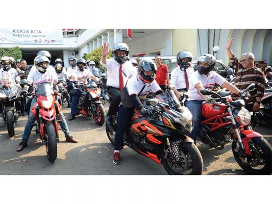 PERBAIKAN TIM KAMPANYE NASIONAL: Ketua KPU Arief Budiman (kanan) mengantar para sekjen parpol pengusung pasangan bakal calon presiden dan calon wapres Joko Widodo-KH Ma’ruf Amin keluar dari halaman setelah menyerahkan daftar Tim Kampanye Nasional (TKN) Koa