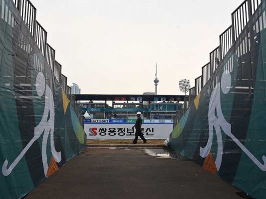  Pekerja beraktivitas di sekitar arena cabang olahraga hoki di kawasan Gelora Bung Karno, Jakarta, Kamis (9/8/2018)