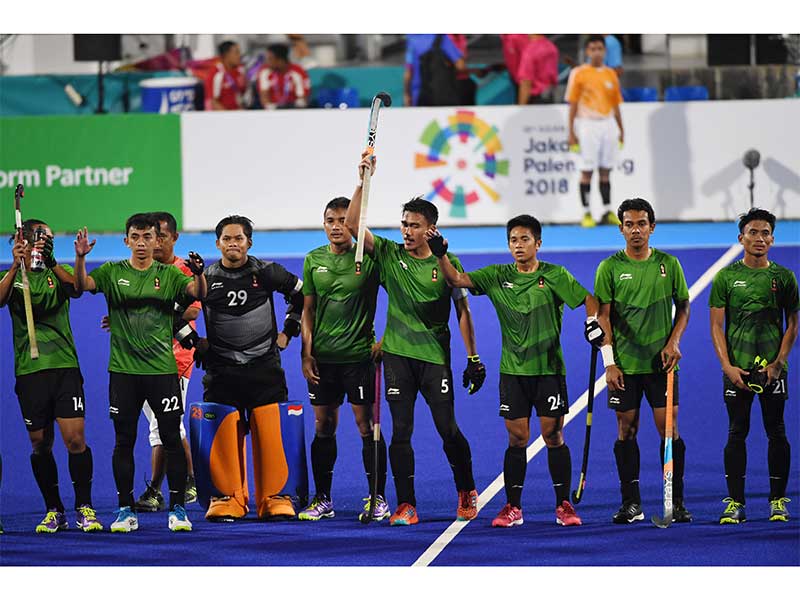 Pemain Hoki Putra Indonesia menyapa penonton
