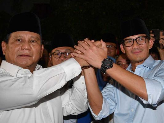  Ketua Umum Partai Gerindra Prabowo Subianto (kiri) didampingi Wakil Gubernur DKI Jakarta Sandiaga Uno ( kanan) berpegangan tangan bersama seusai memberikan keterangan pers di kediaman Prabowo, Jalan Kertanegara, Jakarta, Kamis (9/8/2018) malam.