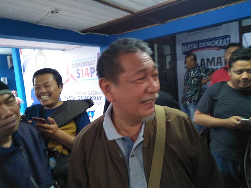 KLARIFIKASI DEMIZ BERGABUNG KE TIM JOKOWI-MA: Deddy Mizwar (Demiz) hadir di Kantor DPD Demokrat, Jawa Barat, Bandung, Kamis (30/8). Deddy hadir untuk memberi klarifikasi rumornya bergabung dalam Tim Pemenangan Jokowi-Ma'ruf Amin