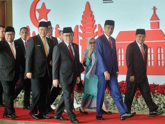 Dari kanan) Wapres Jusuf Kalla, Presiden Joko Widodo, Ibu Mufi dah Jusuf Kalla didampingi Ketua MPR Zulkifl i Hasan, Ketua DPR Bambang Soesatyo, dan Ketua DPD Oesman Sapta Odang berjalan bersama untuk mengikuti Sidang Tahunan MPR di Gedung Nusantara, kompl