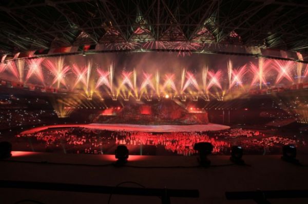 Kembang api saat malam pembukaan Asian Games 2018 di Stadion Utama Gelora Bung Karno, Senayan, Jakarta, Sabtu (18/8) malam. Asian Games ke-18 di Jakarta-Palembang resmi dimulai hingga 2 September mendatang