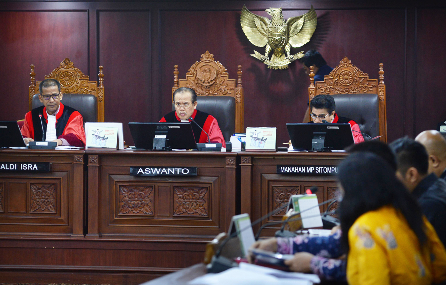 SIDANG SENGKETA PILKADA: Ketua Majelis Hakim Pleno II Mahkamah Konstitusi (MK) Aswanto bersama anggota Hakim Saldi Isra dan Manahan MP Sitompul (kanan) memimpin sidang sengketa Pilkada 2018 di Gedung MK, Jakarta, kemarin. Kasus yang disidangkan MK berjumla