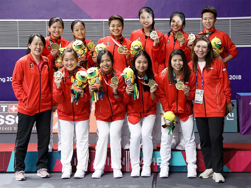Tim putri Indonesia berfoto bersama usai penyematan medali perunggu gulu tangkis beregu putri Asian Games 2018, di Istora Senayan, Jakarta, Rabu (22/8). 