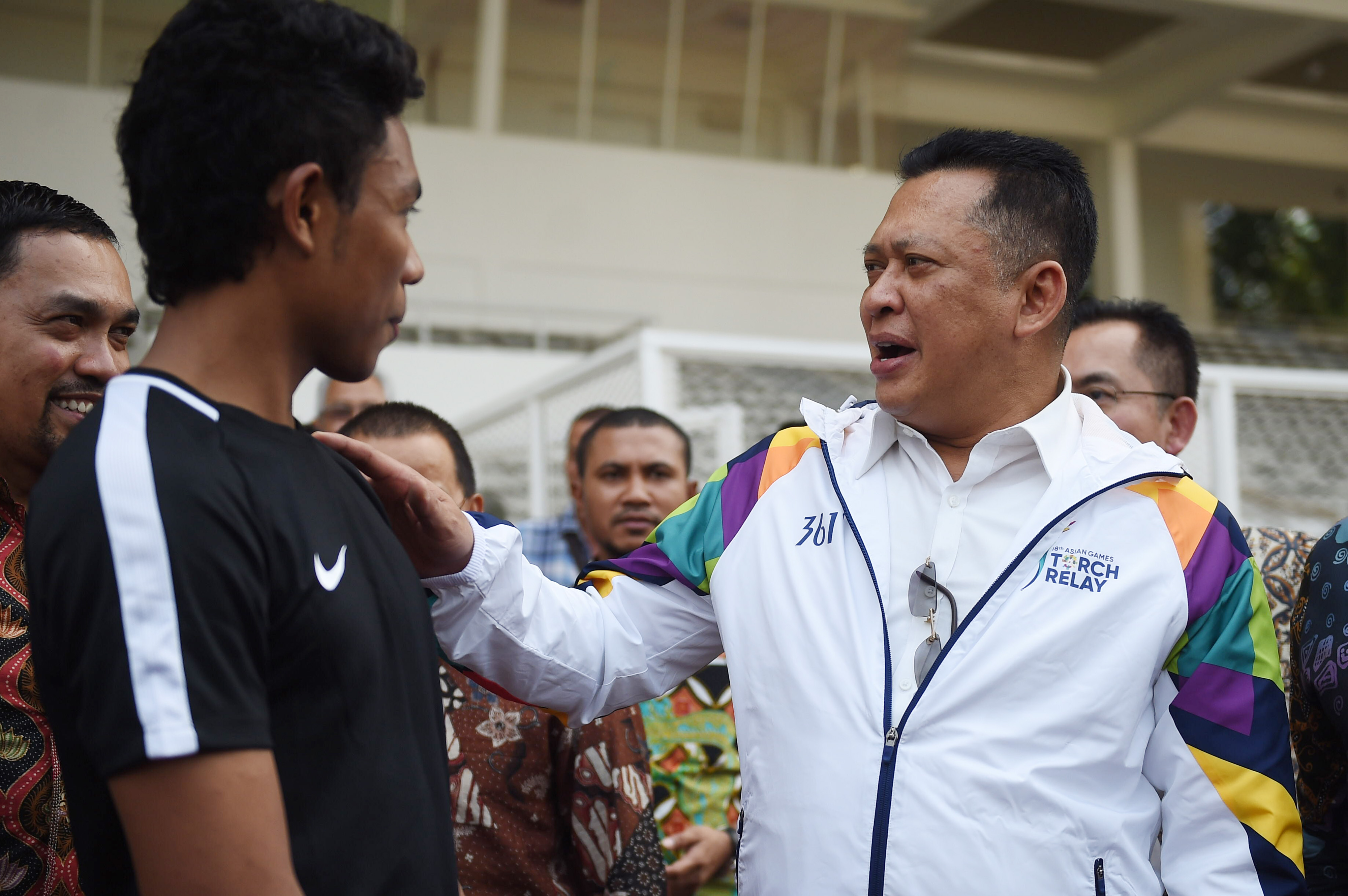 Ketua DPR Bambang Soesatyo (kanan) berbincang dengan sprinter Indonesia Lalu M Zohri (kiri) di sela tinjauan ke sejumlah venue Asian Games, di Kompleks Gelora Bung Karno, Jakarta, Kamis (26/7/2018).