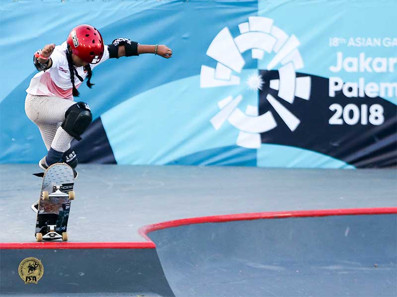 Skateboarder Indonesia Aliqqa Novvery melakukan gerakan trik pada sesi latihan jelang Asian Games 2018 di arena roller sport Jakabaring Sport City, Palembang, Sumatera Selatan, Senin (27/8). Aliqqa yang masih berusia sembilan tahun merupakan atlet termuda 