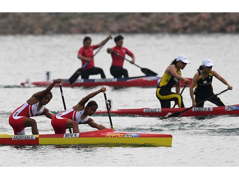 FINAL KANO 500 METER GANDA PUTRI: Atlet Kano Indonesia Riska Andriyani dan Mur Meli (bawah), Jepang (tengah) Thailand memacu kecepatan pada final kano 500 meter ganda putri Asian Games 2018 di danau Jakabaring, Palembang, Sumatera Selatan, Kamis (30/8). 