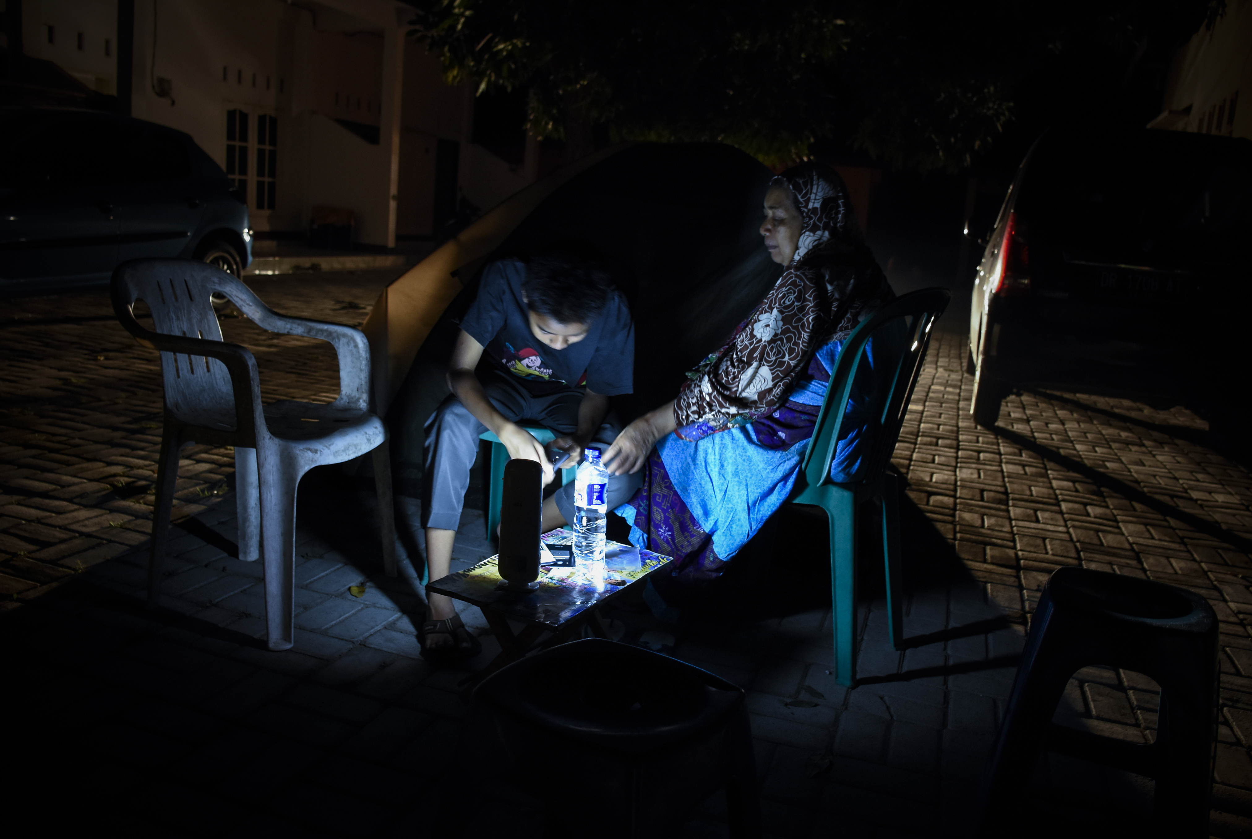 LOMBOK KEMBALI DIGUNCANG GEMPA: Warga memilih tetap berada diluar rumah pascagempa di Ampenan, Mataram, NTB, Minggu (19/8).