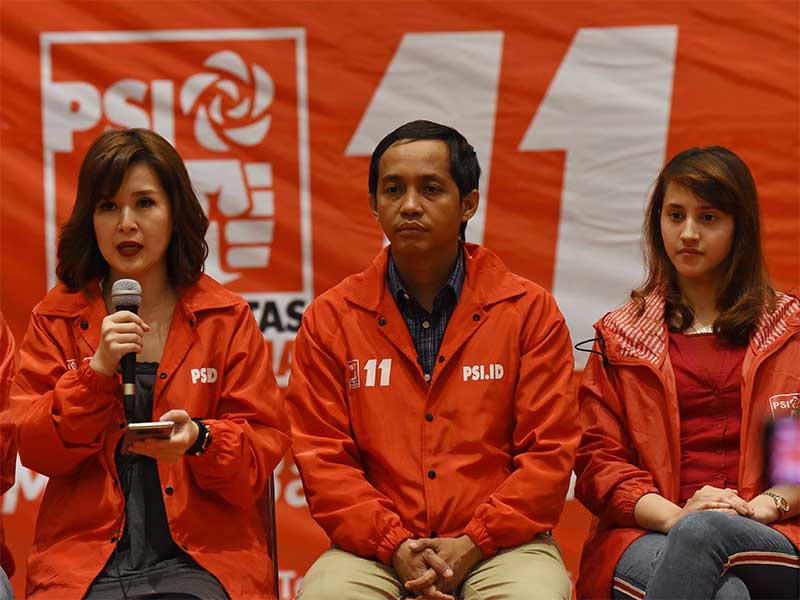  Ketua Umum Partai Solidaritas Indonesia (PSI) Grace Natalie (kiri) didampingi Sekjen Raja Juli Antoni (tengah), dan Ketua DPP Tsamara Amany (kanan)