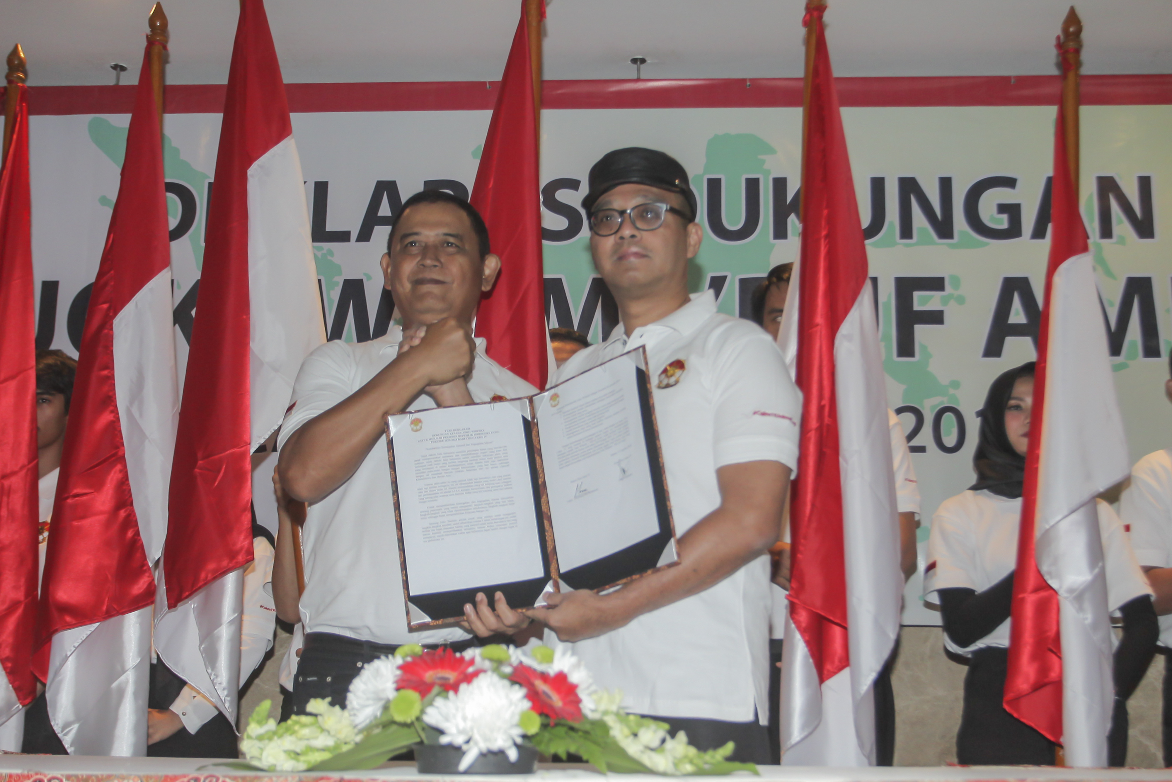 Ketua Cakra 19 Andi Widjajanto (kanan) bersama Sekjen Cakra 19 Letjen TNI Purnawirawan Eko Wiratmoko (kiri) menunjukkan dokumen Dukungan Capres-Cawapres Pasangan Jokowi dan Ma