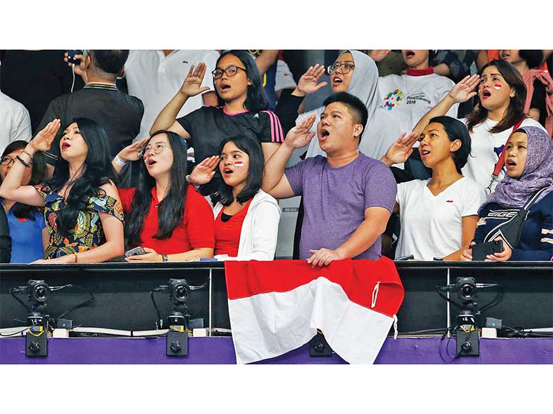 KUMANDANGKAN INDONESIA RAYA: Suporter menyanyikan Indonesia Raya setelah penyerahan medali emas kepada pebulu tangkis Indonesia Jonatan Christie yang mengalahkan Chou Tien Chen (Taiwan) dengan skor 21-18, 20-22, 21-15 pada fi nal bulu tangkis tunggal putra
