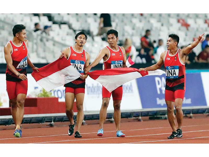 BUAT KEJUTAN: Sprinter Indonesia (dari kiri) Bayu Kertanegara, Eko Rimbawan, Lalu Muhammad Zohri, dan Fadlin melakukan selebrasi seusai fi nis kedua pada fi nal 4x100 meter estafet putra Asian Games 2018 di Stadion Utama Gelora Bung Karno, Senayan, Jakarta