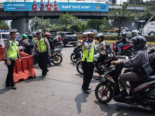  Sejumlah Polisi lalu-lintas mengatur arus lalu-lintas saat dilakukan penutupan jalan di kawasan Gelora Bung Karno (GBK), Senayan, Jakarta, Sabtu (18/8/2018). 