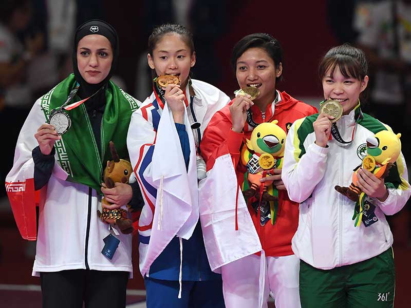 KARATEKA putri Indonesia Cokorda Istri Agung Sanistyarani  (2 kanan) berposes usai meraih perunggu bersama peraih emas asal Taiwan Wen Tzuyun (2 kiri),  perai perak asal Iran Taravat Khaksar (kiri) dan juga peraih perunggu asal Macau Wong Sok-i pose 