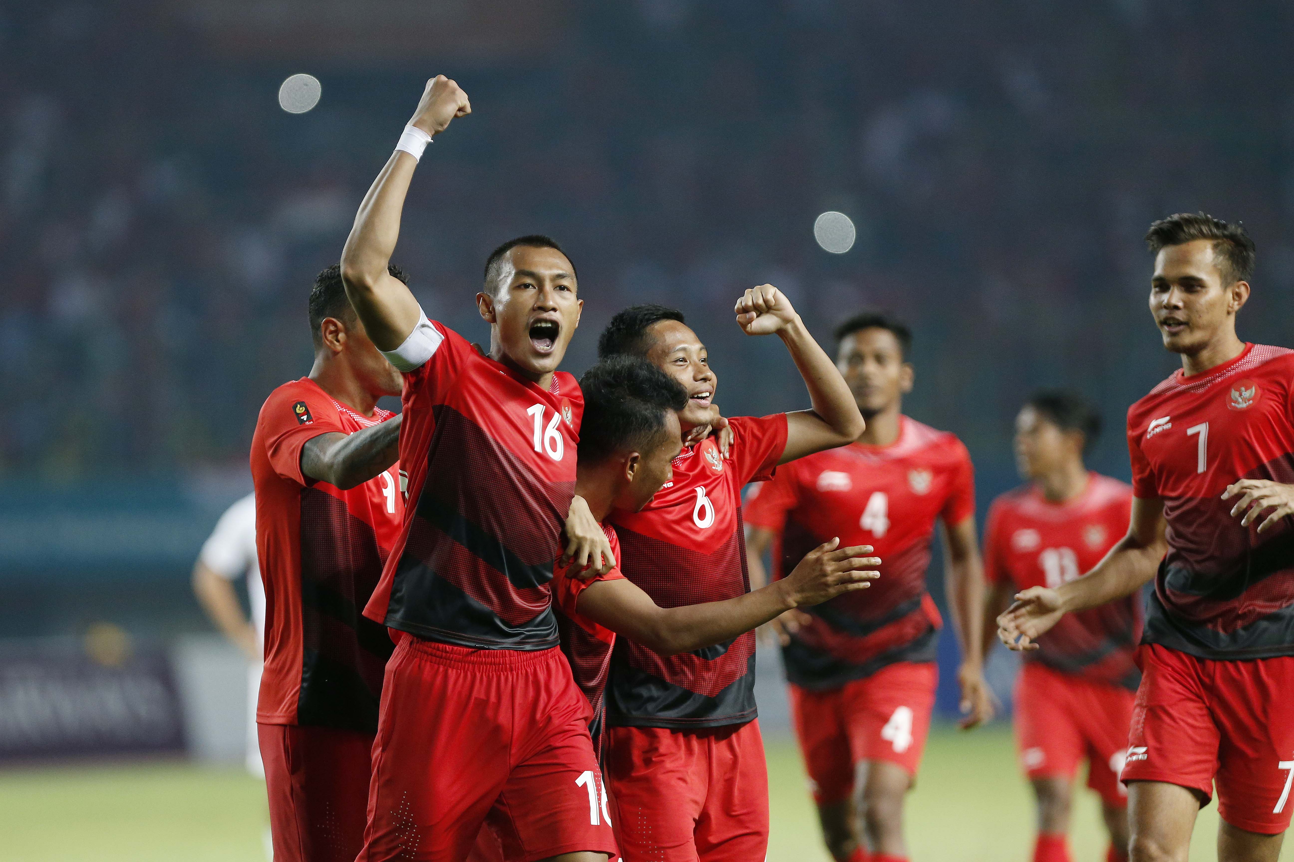 Para pemain Indonesia merayakan gol ke gawang Hong Kong yang dicetak Irfan Jaya pada pertandingan kualifikasi Grup A Asian Games 2018 di Stadion Patriot Candrabhaga, Bekasi, Senin (20/8). 