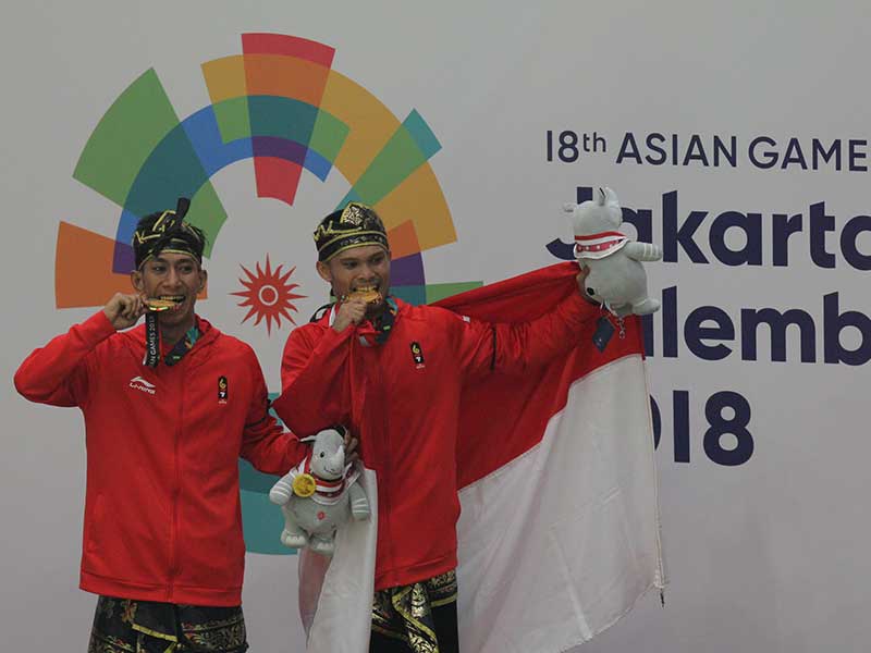 Pesilat Ganda Indonesia Yolas Primadona Jampil/Hendy menerima medali ganda putra Pencak Silat Seni Asian Games 2018 di Padepokan Pencak Silat Taman Mini Indonesia Indah (TMII), Jakarta, Senin (27/8/2018). 