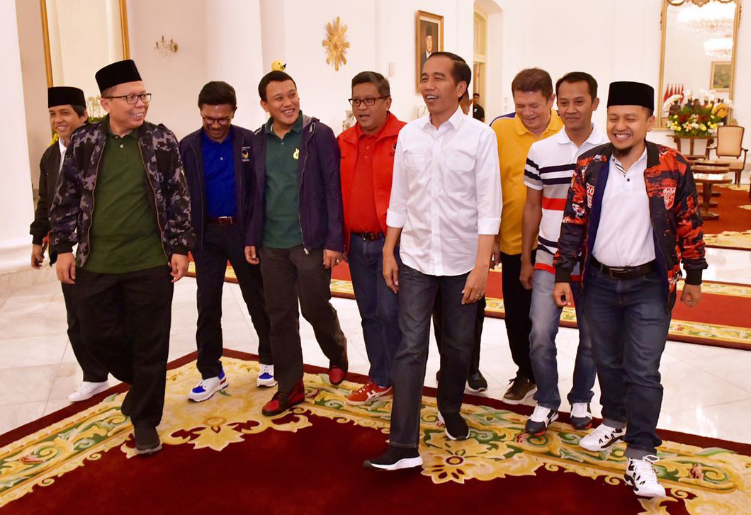BERSAMA SEKJEN PARTAI PENDUKUNG: Presiden Joko Widodo bersama (dari kiri) Sekjen PSI Raja Juli Antoni, Sekjen PPP Arsul Sani, Sekjen Partai NasDem Johnny G Plate, Sekjen PKB Abdul Kadir Kading, Sekjen PDIP Hasto Kristiyanto, Sekjen Golkar Lodewijk Freidric