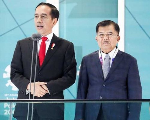 Presiden Joko Widodo (kiri) didampingi Wakil Presiden Jusuf Kalla menyampaikan sambutan dalam pembukaan Asian Games ke-18 tahun 2018 di Stadion Utama Gelora Bung Karno, Senayan, Jakarta, Sabtu (18/8/2018)