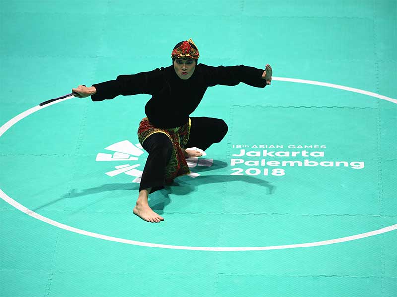 Pesilat Indonesia Puspa Arumsari tampil pada final tunggal putri pencak silat seni Asian Games 2018 di Padepokan Pencak Silat Taman Mini Indonesia Indah (TMII), Jakarta, Senin (27/8).