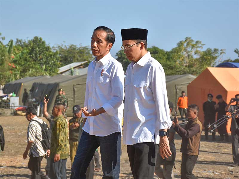 JOKOWI KUNJUNGI KORBAN GEMPA LOMBOK: Presiden Joko Widodo (kiri) didampingi Gubernur NTB TGB Zainul Majdi (kanan) mengunjungi pengungsian korban gempa bumi di Desa Madayin, Kecamatan Sambelia, Selong, Lombok Timur, NTB, Senin (30/7). 
