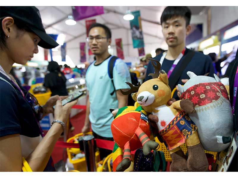 BERBURU BONEKA MASKOT ASIAN GAMES 2018: Warga berebut membeli souvenir di toko resmi Asian Games 2018 di kawasan Gelora Bung Karno, Jakarta, Rabu (29/8). 