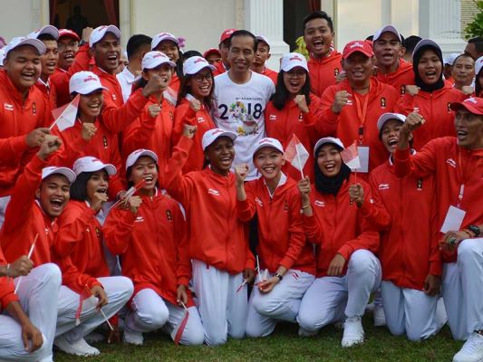 Presiden Joko Widodo berfoto dengan atlet dan ofi sial atletik seusai memimpin upacara pelepasan kontingen Asian Games 2018 di Kompleks Istana Kepresidenan, Jakarta, Rabu (8/8/2018)